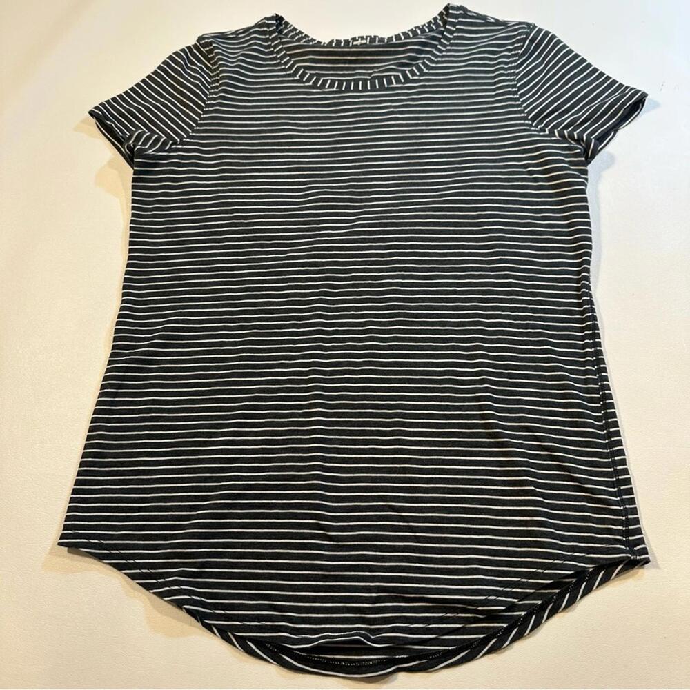 Lululemon Size 4 Charcoal Gray Striped Curve Hem Cap Sleeve Tee Shirt